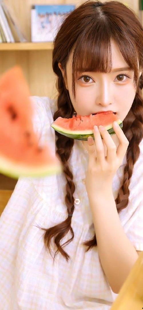 夏日吃瓜女孩照片,吃瓜女孩的清凉瞬间