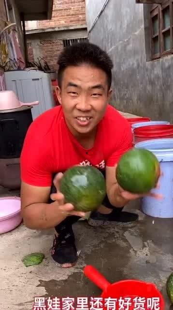 小伙路边吃瓜,见证年轻一代的休闲生活