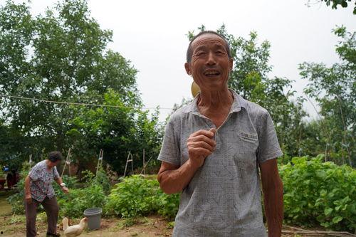 74岁老人吃瓜,瓜果飘香话健康