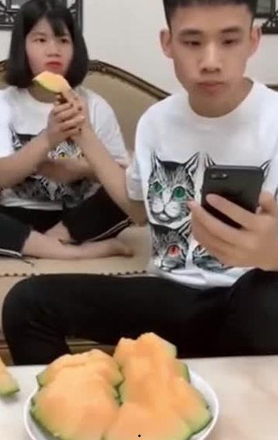 弟弟和亲姐姐吃瓜,弟弟与亲姐姐的甜蜜吃瓜时光